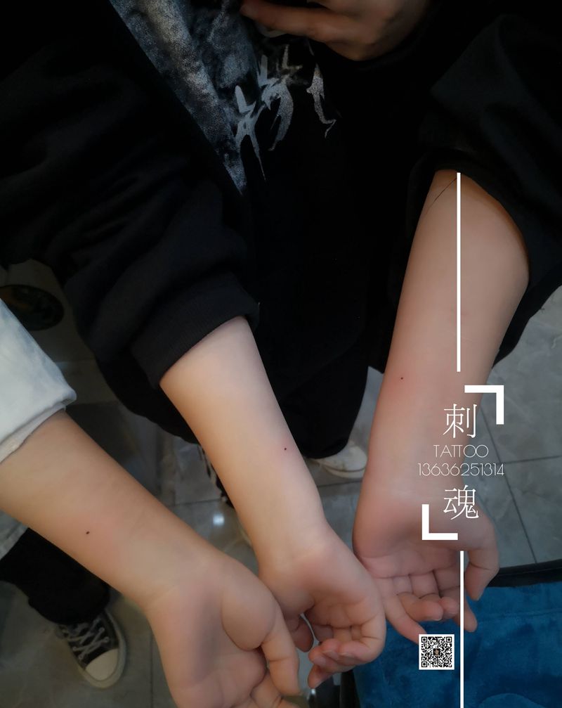 朱砂痣纹身图片_手臂几何点刺纹身图案