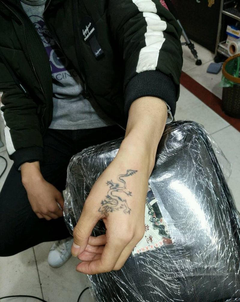 虎口小图腾清洗纹身图片_手部清新花絮生活成品纹身图案