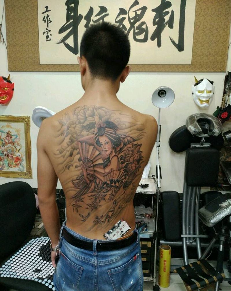 满背艺姬纹身图片_背部传统习俗人物原创花絮生活成品手稿插画纹身图案