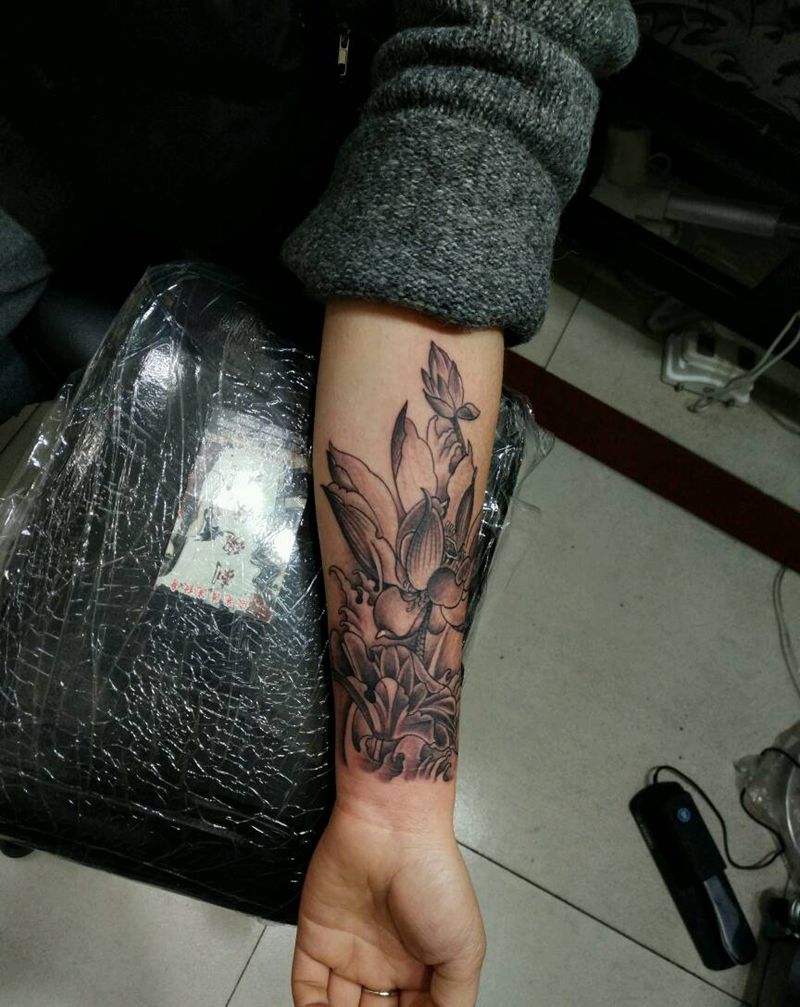 小臂莲花纹身图片_手臂传统清新植物静物原创花絮生活成品纹身图案