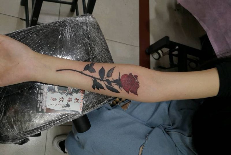 黑红玫瑰纹身图片_手臂图腾纹身图案
