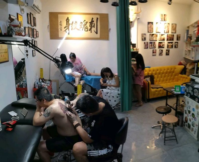 小清新纹身图片_胸部几何纹身图案