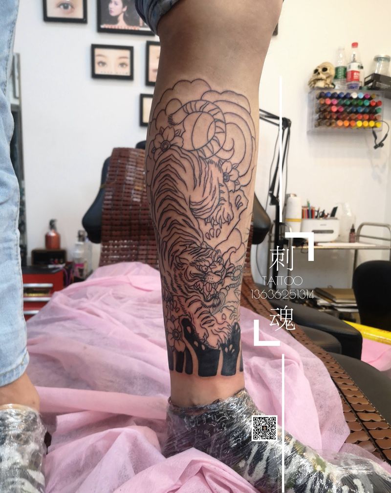 包小腿线条纹身图片_腿部新传统纹身图案