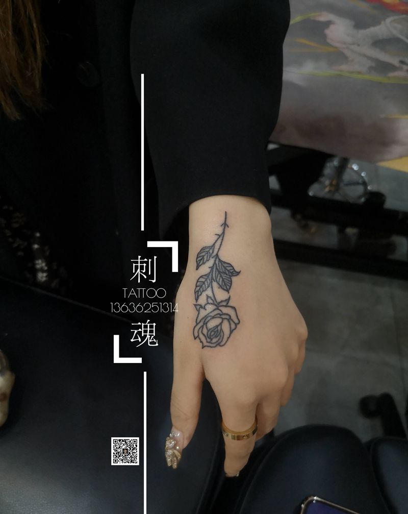 虎口玫瑰纹身图片_手部几何纹身图案