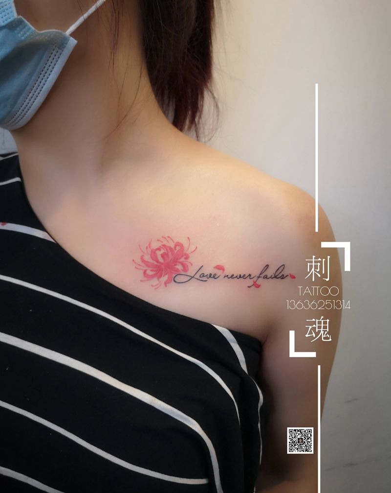 小清新彼岸花小字母纹身图片_胸部几何水彩纹身图案