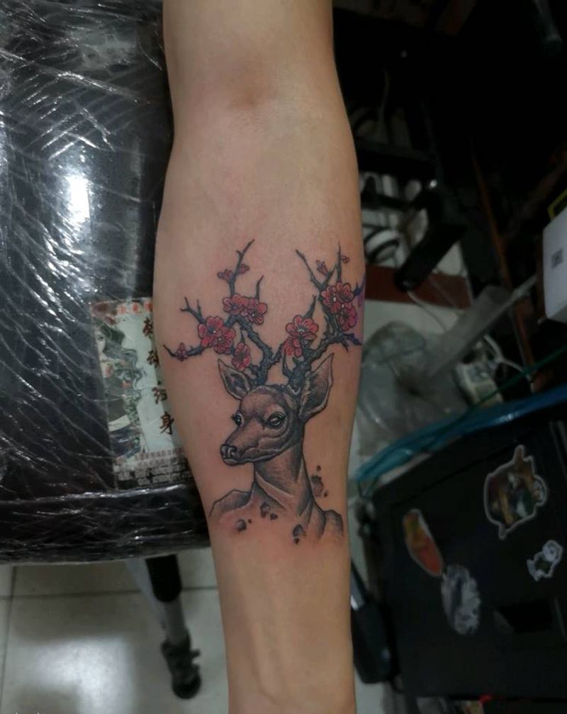 梅花鹿纹身图片_手臂新传统纹身图案
