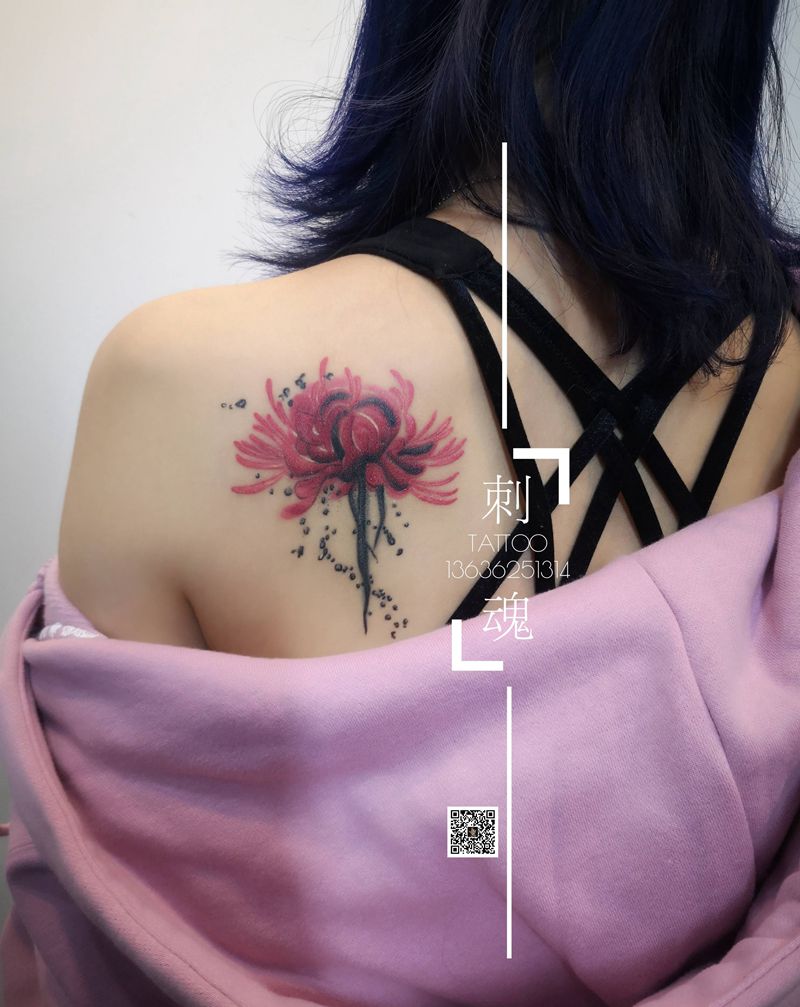 后肩彼岸花纹身图片_肩部水彩新传统纹身图案