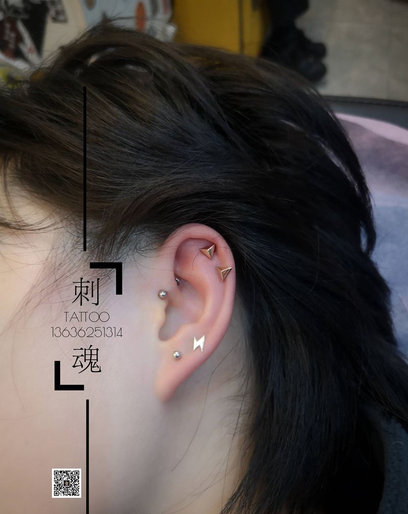 穿孔耳钉纹身图片_穿孔纹身图案