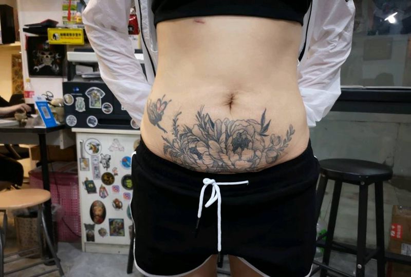 遮盖疤痕纹身图片_腹部几何点刺纹身图案