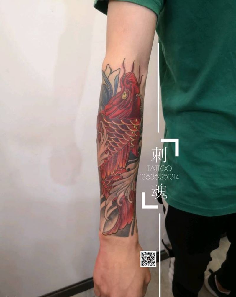 小臂锦鲤纹身图片_手臂新传统纹身图案