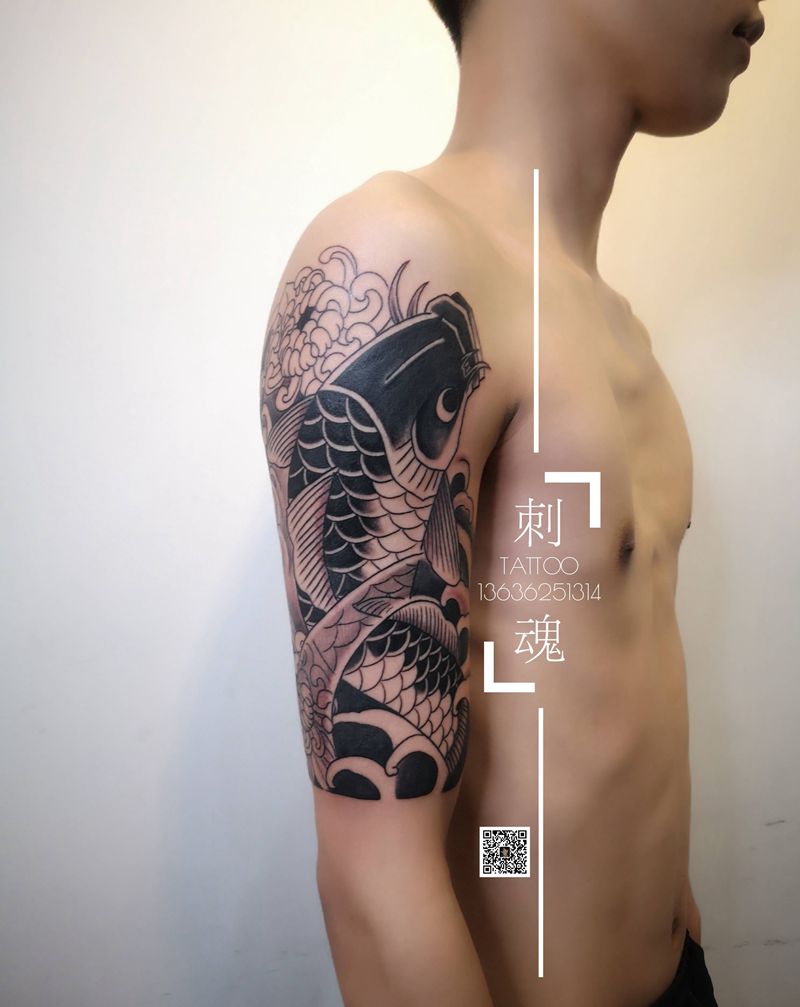 大臂锦鲤下次上色彩纹身图片_手臂新传统纹身图案