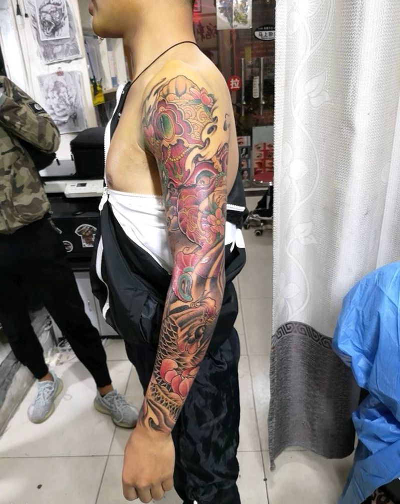 象神鲤鱼花臂纹身图片