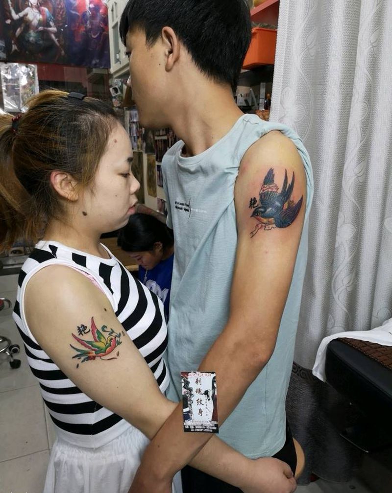 情侣燕子纹身图片_手臂新传统纹身图案