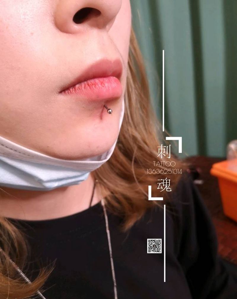 穿孔唇钉纹身图片_颈部穿孔唇钉纹身图案