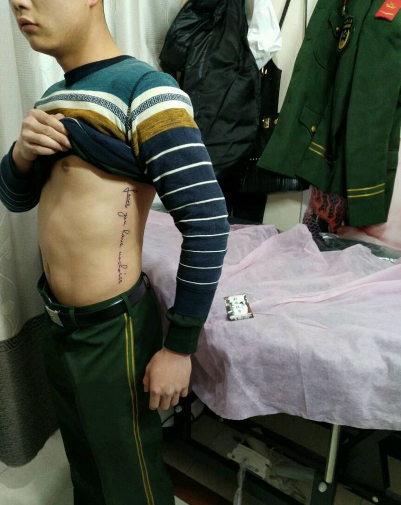 侧腰字母纹身图片_腰部传统清新字符原创花絮生活成品纹身图案