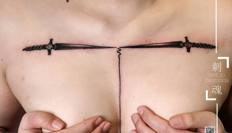 胸口匕首纹身图片_胸部几何纹身图案