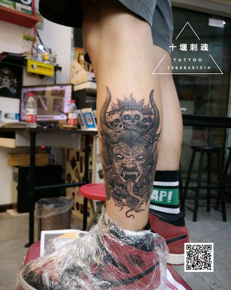 暗黑撒旦纹身图片_腿部点刺纹身图案