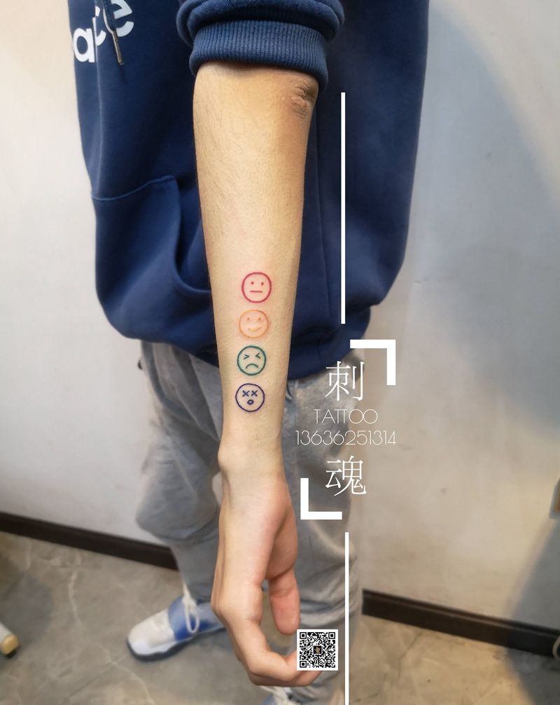 小清新笑脸纹身图片_手臂几何纹身图案