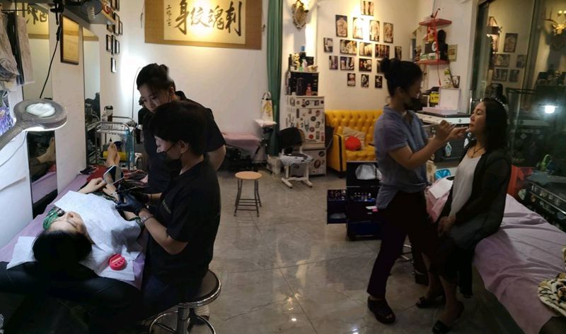 纹绣花絮纹身图片_颈部老传统纹身图案