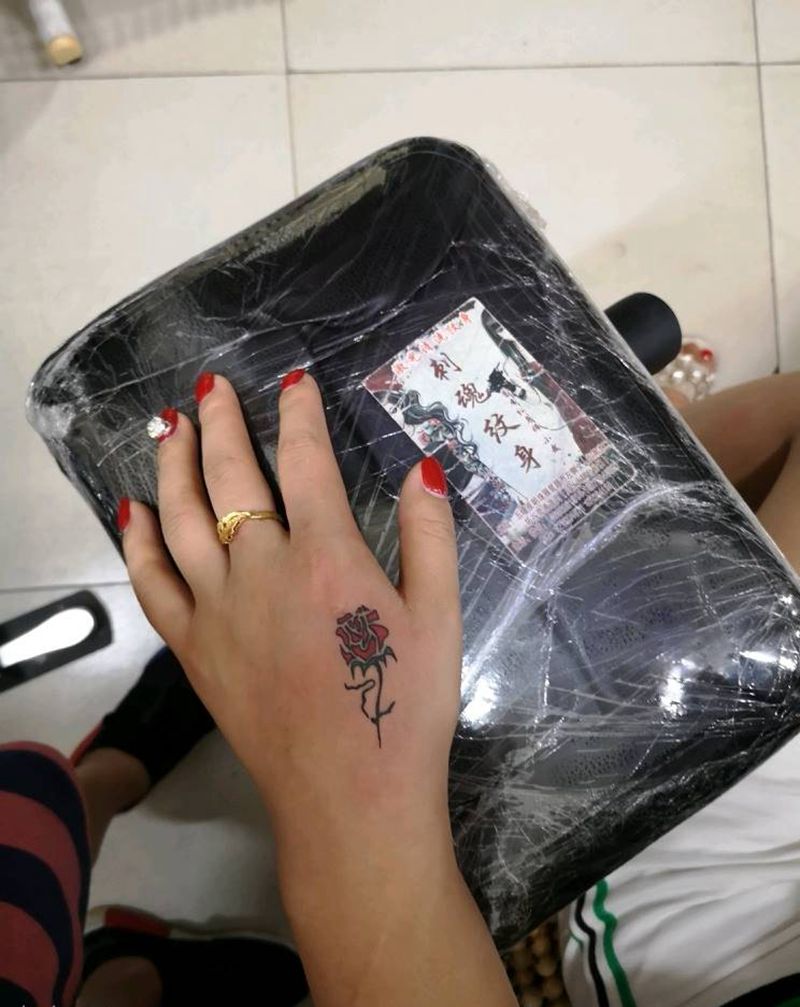 小玫瑰纹身图片_手部图腾纹身图案