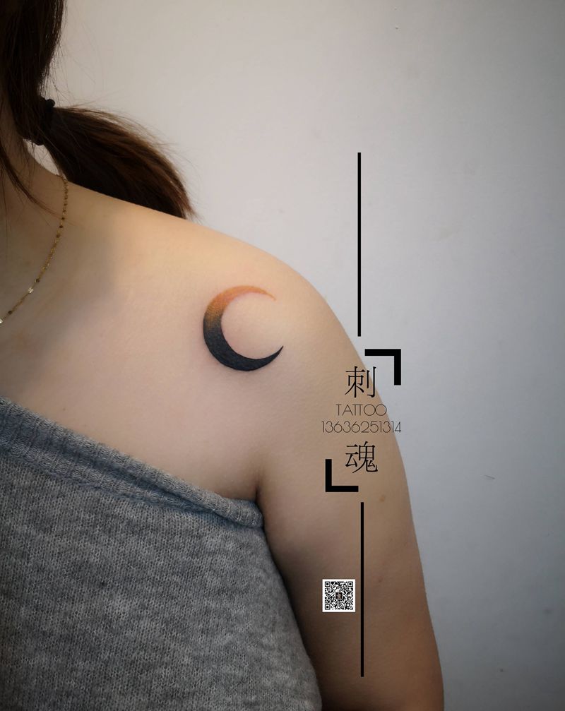 小月亮纹身图片_肩部几何水彩纹身图案