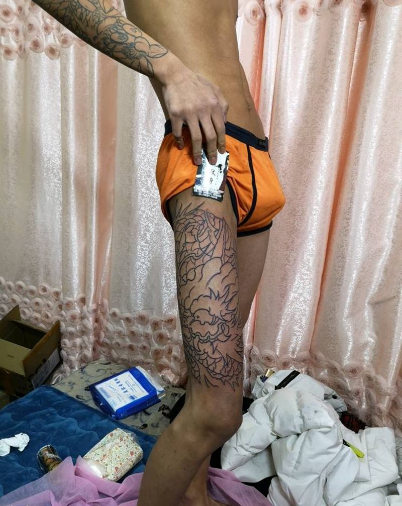 小腿龙线条纹身图片_腿部老传统纹身图案