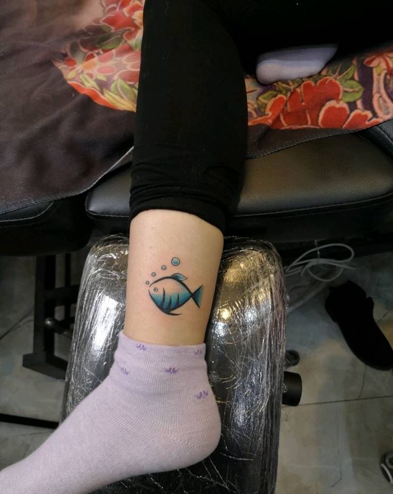 小金鱼纹身图片_脚部水彩纹身图案