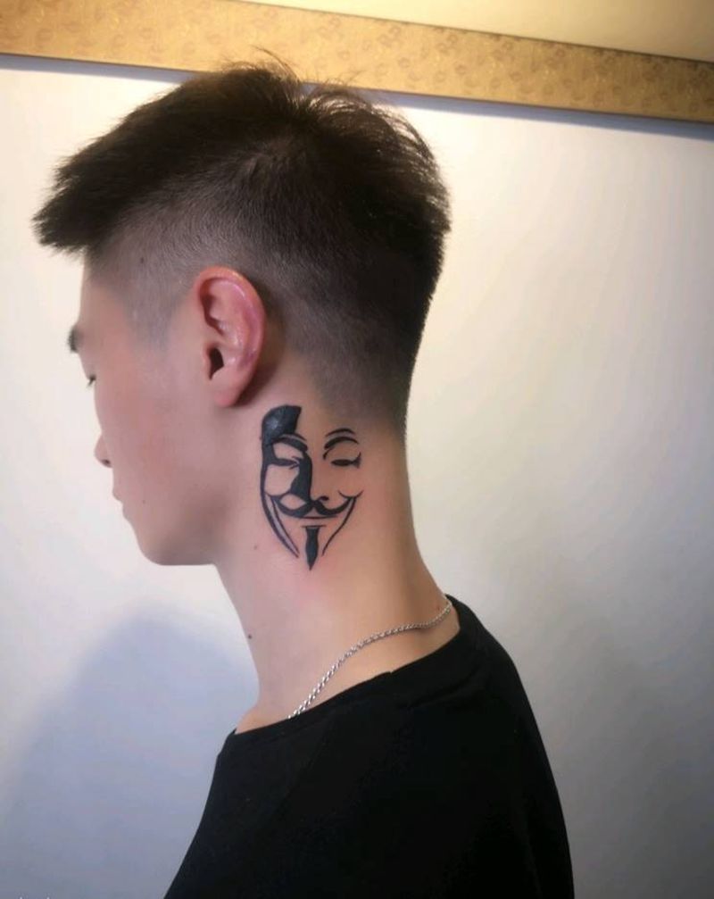 V字纹身图片_颈部图腾纹身图案