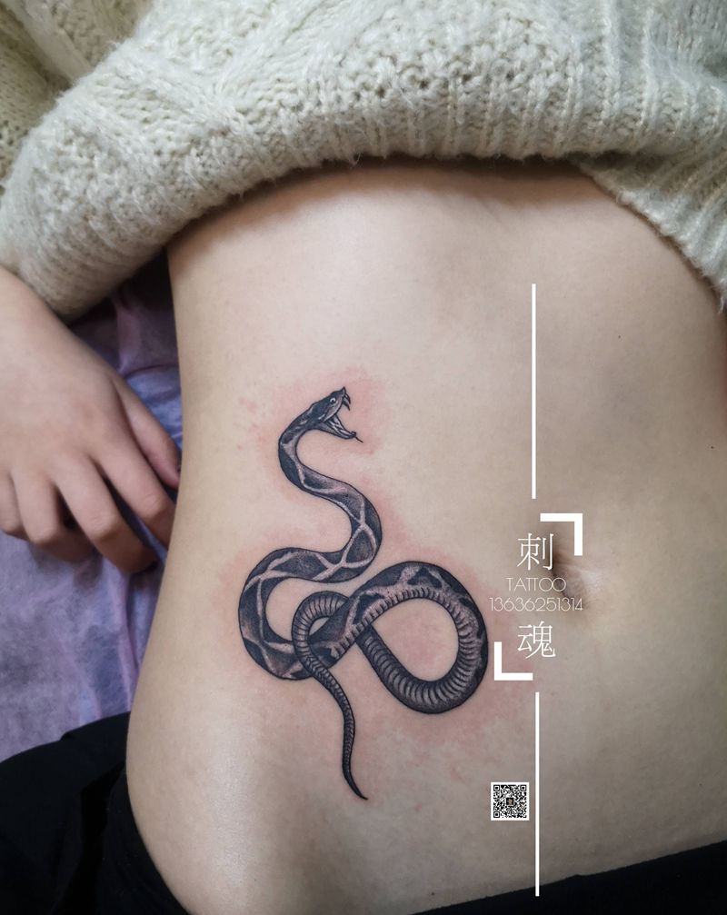 腹部小蛇纹身图片_腹部新传统几何纹身图案
