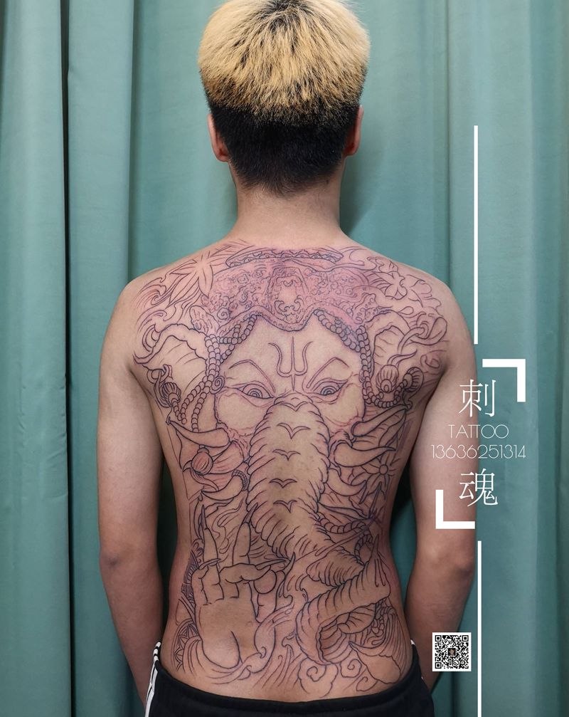 满背象神线条纹身图片_背部新传统纹身图案