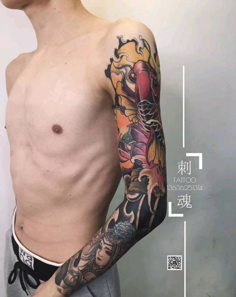 花臂锦鲤艺妓纹身图片_手臂新传统水彩纹身图案