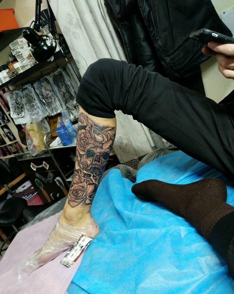 包小腿骷髅，玫瑰，纹身图片_腿部传统植物鬼神原创花絮生活成品纹身图案