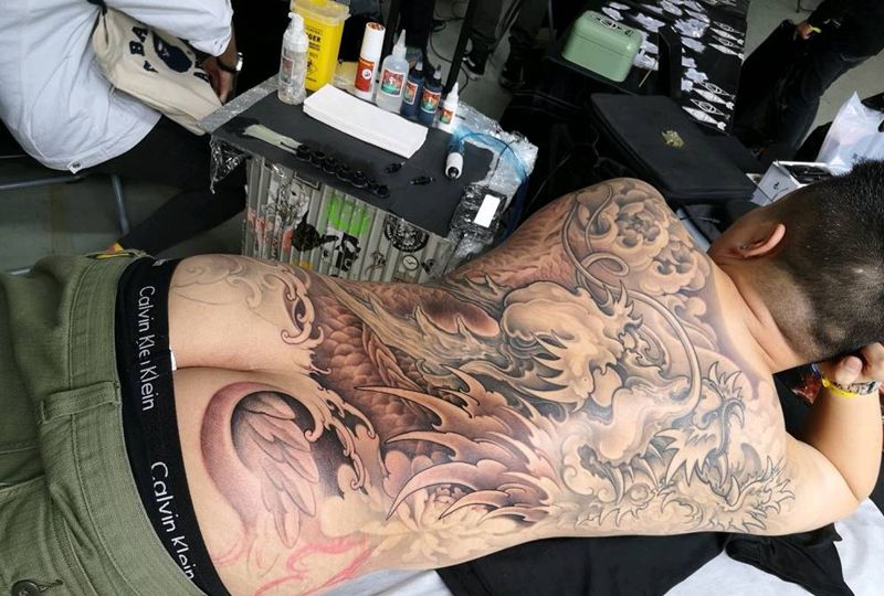 满背龙纹身图片