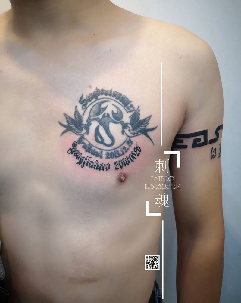 哥特字纹身图片_胸部几何纹身图案