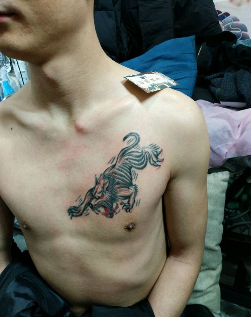 下山狼纹身图片_胸部传统动物原创花絮生活成品纹身图案