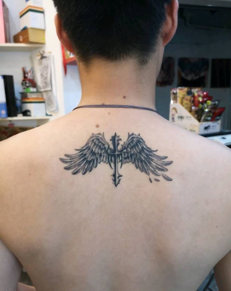 小翅膀纹身图片_背部欧美写实纹身图案