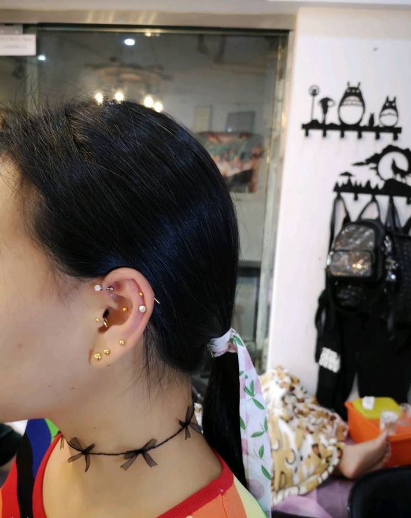 耳洞穿孔纹身图片_颈部新传统纹身图案