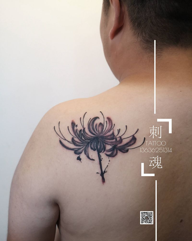 彼岸花纹身图片_肩部水墨纹身图案