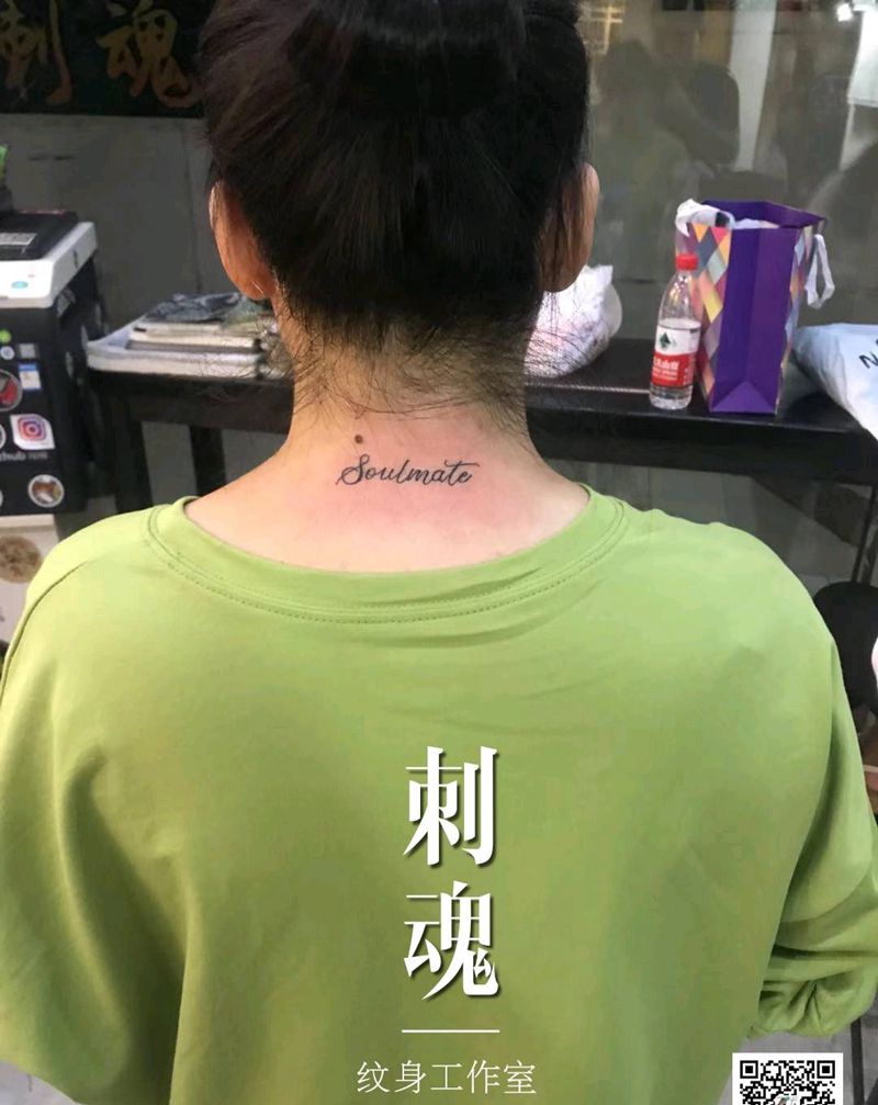 后颈字母纹身图片_颈部图腾纹身图案