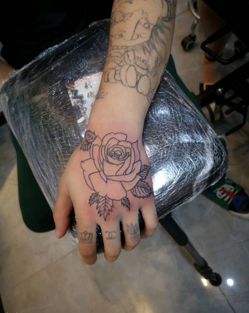 手背玫瑰纹身图片_手部几何纹身图案