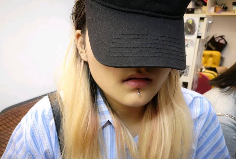 唇钉纹身图片_颈部纹身图案