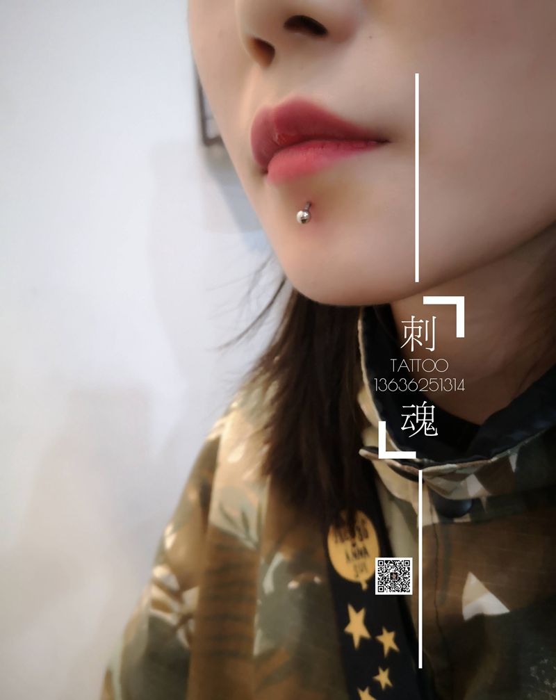 穿孔唇钉耳钉纹身图片_点刺穿孔唇钉耳钉纹身图案