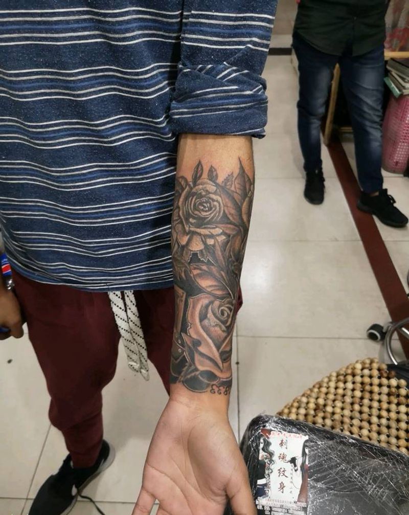 小臂内侧玫瑰纹身图片