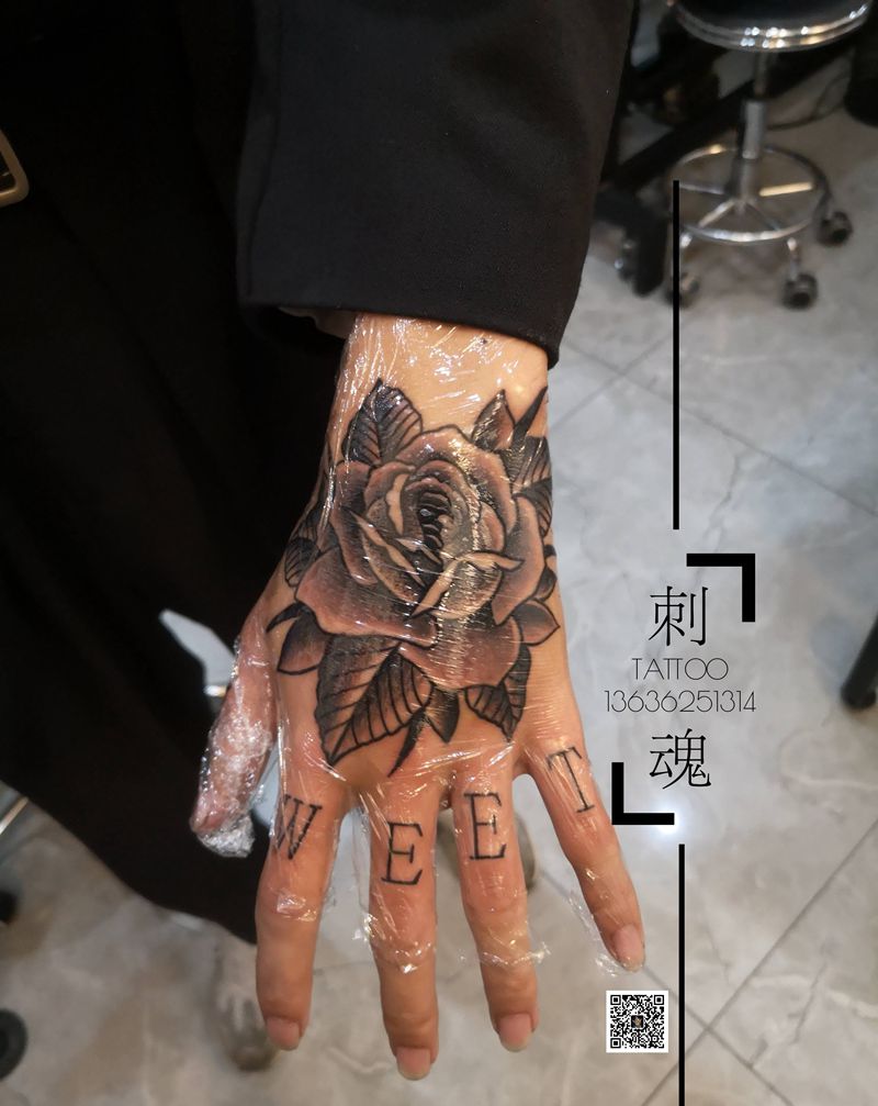 给小徒弟扎个花手纹身图片_手部Old School纹身图案