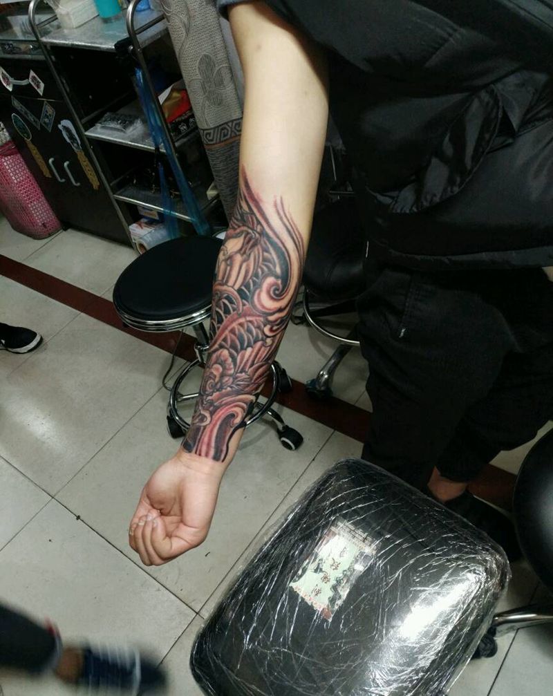 小臂锦鲤纹身图片_手臂传统动物原创花絮生活成品纹身图案