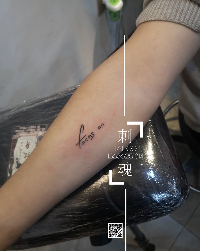 小字母纹身图片_手臂几何纹身图案