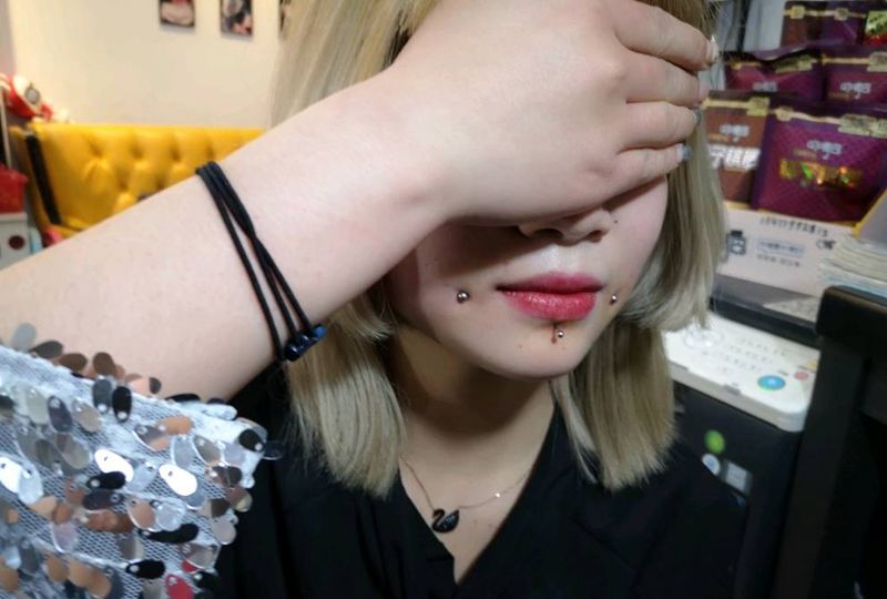 唇钉，酒窝钉纹身图片_欧美写实纹身图案