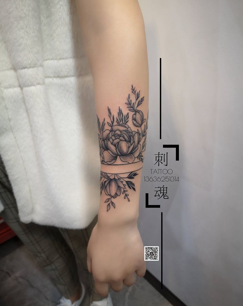 素花手环纹身图片_手臂点刺素花纹身图案