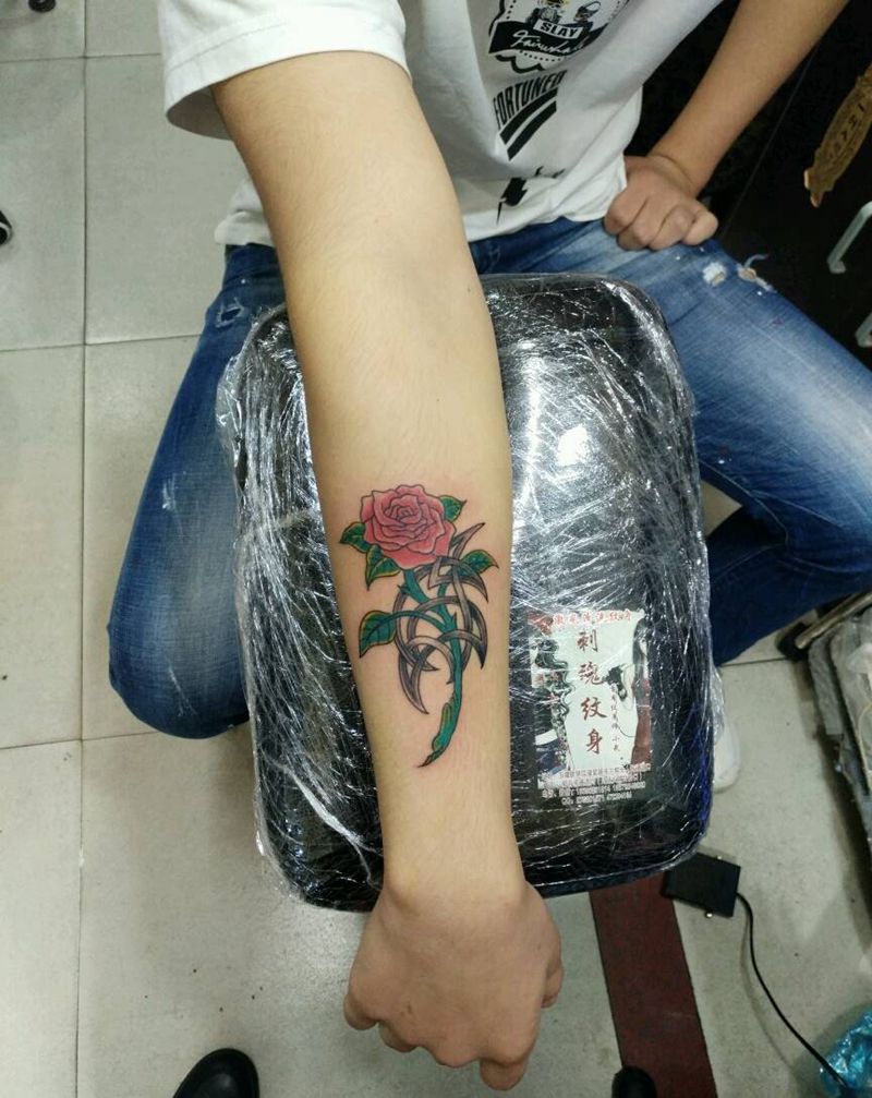 色彩玫瑰纹身图片_手臂传统植物原创花絮生活成品手稿纹身图案