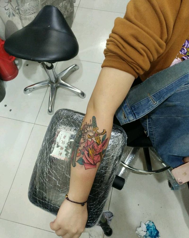 玫瑰，匕首纹身图片_手臂传统清新几何花絮生活成品纹身图案